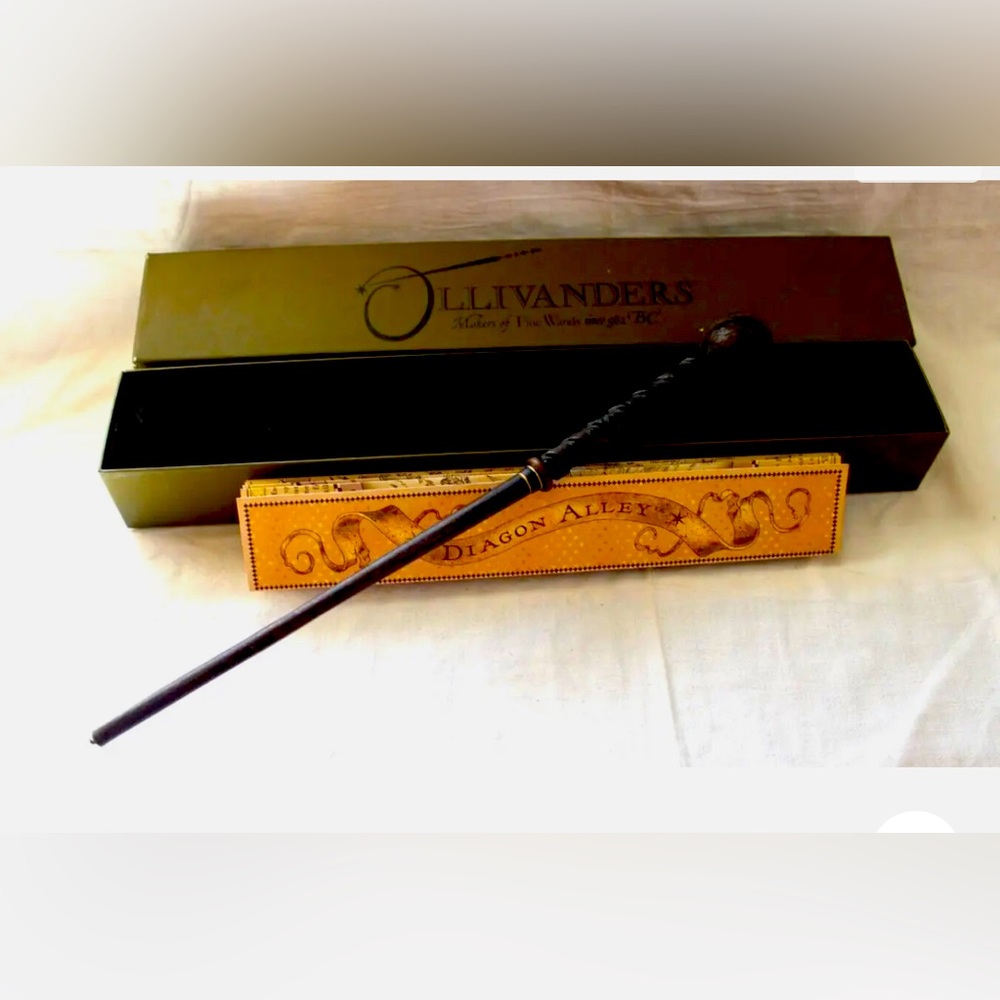One Harry Potter Universal Studios Wizardry Wand